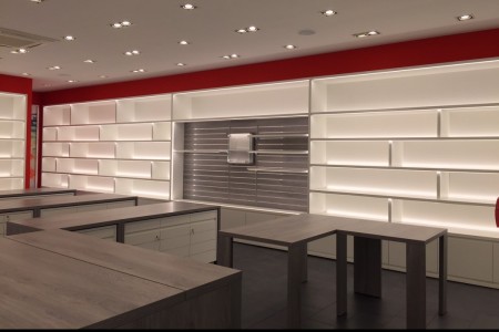 Le Creuset, Cheshire Oaks - white modern display units, tile floor