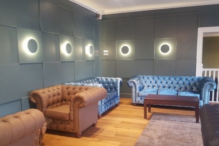 The Chequers Hotel, Newbury - blue panelled walls with sofa seating area - sofas are blue and brown, wooden floor