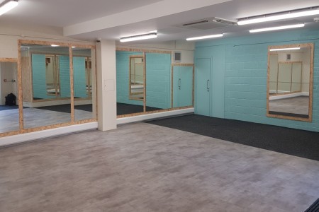 Dorchester House Gym – student accommodation Bristol, bespoke flooring, mirrors, painted brick