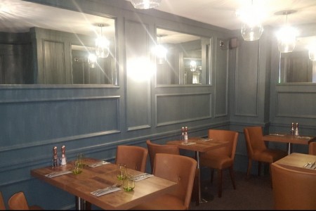 The Chequers Hotel, Newbury - blue panelled walls, wooden tables and leather chairs